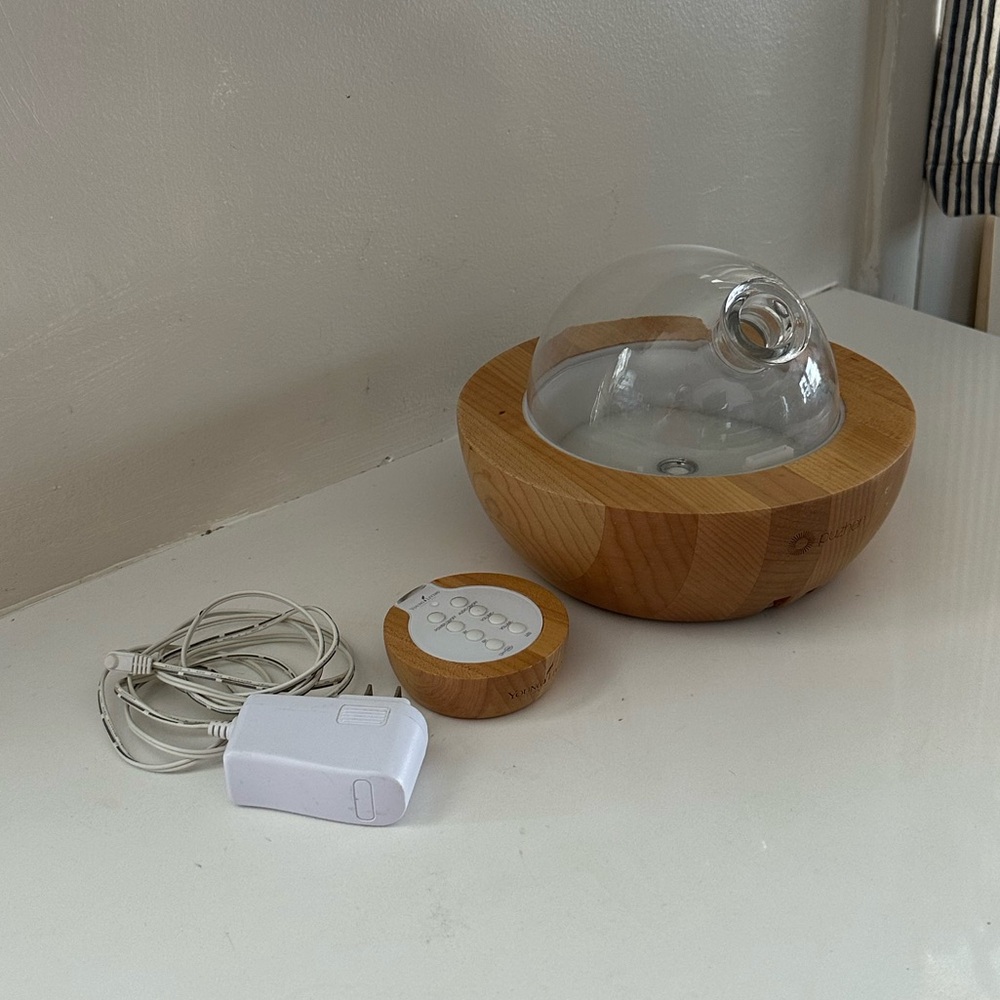 Young Living Aria Diffuser w/box - Picture 2 of 4